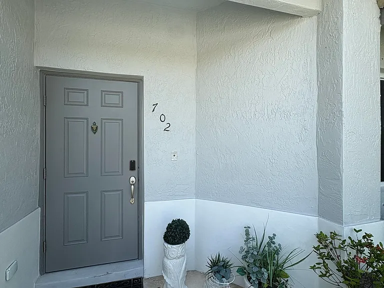 702 NW 208th Ter — Photo 4