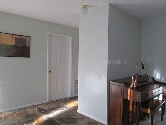 4th image of 16 Harbor Woods Dr