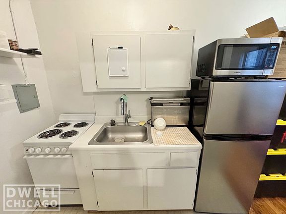 2nd image of 3347 N Marshfield Ave #207