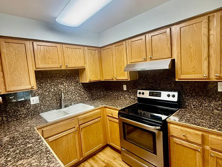 Howard & Lexington Apts — Photo 8