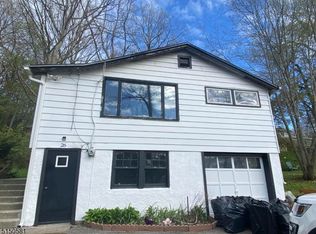 26 Riverside Rd, Hewitt, NJ 07421