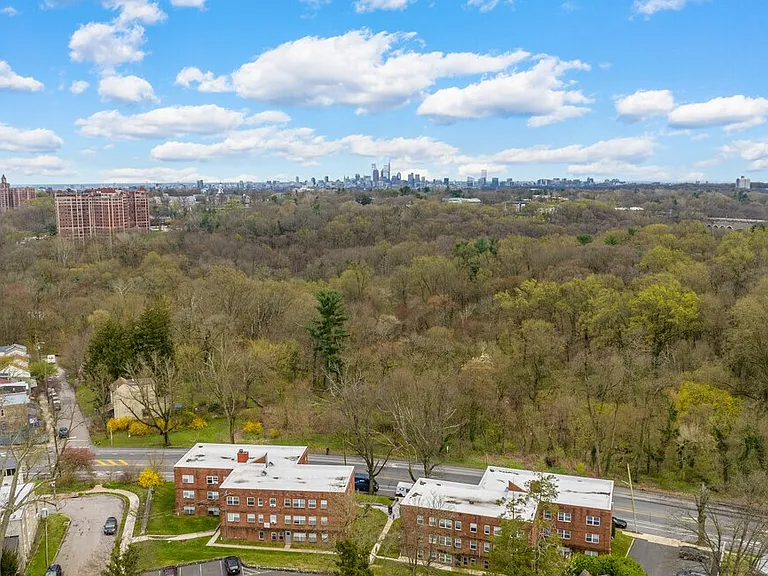 Walnut Court Apartments — Photo 12