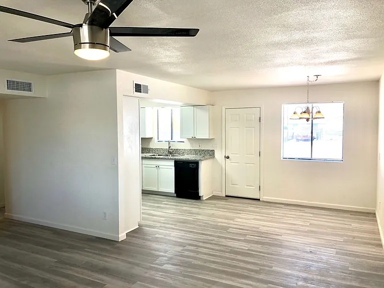 2715 Lillie Ave — Photo 6