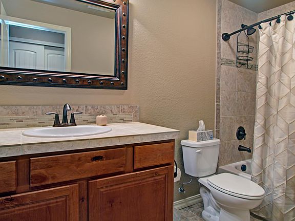 upper second full bath in hallway