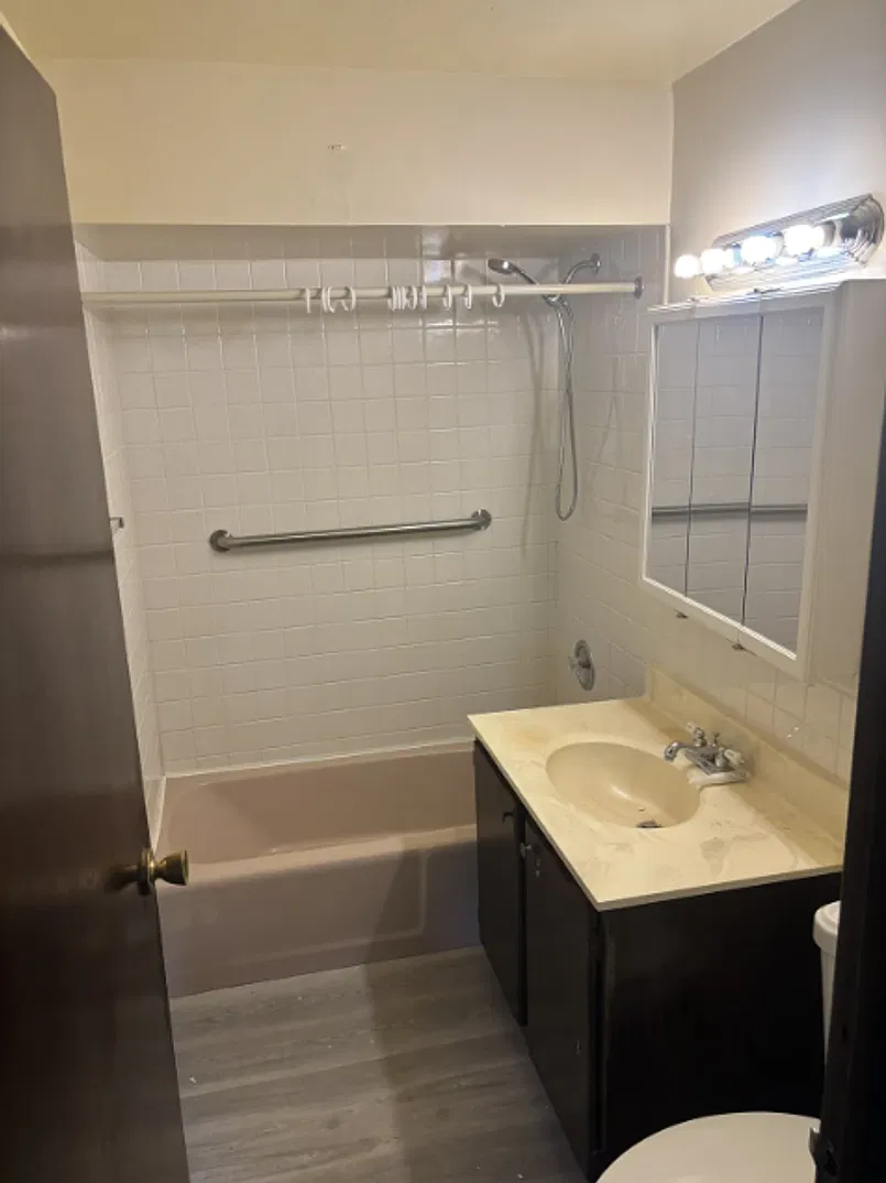 Blue Island Apartments — Photo 4