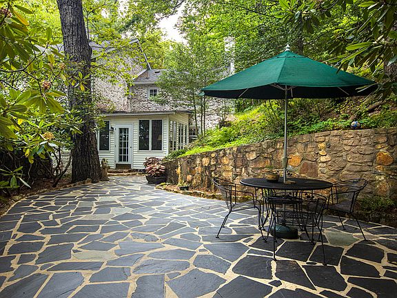 4th image of 855 Woods End Ln SW