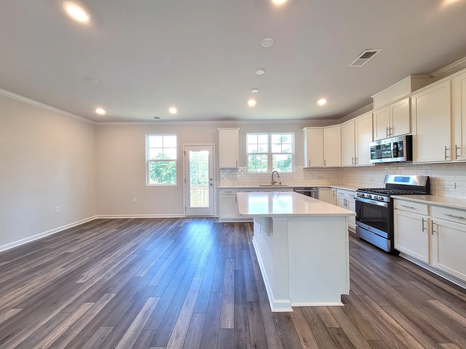 4 bed, 3.5 bath, 2332 sqft, $2,195 — Photo 4