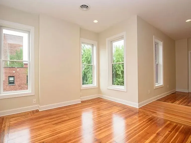 Stylish 1-Bedroom Apartment with Modern Upgrades in Cohoes — Photo 21