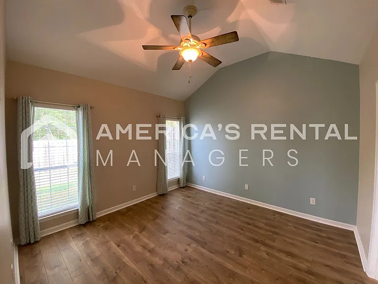2807 Southwood Ln — Photo 9