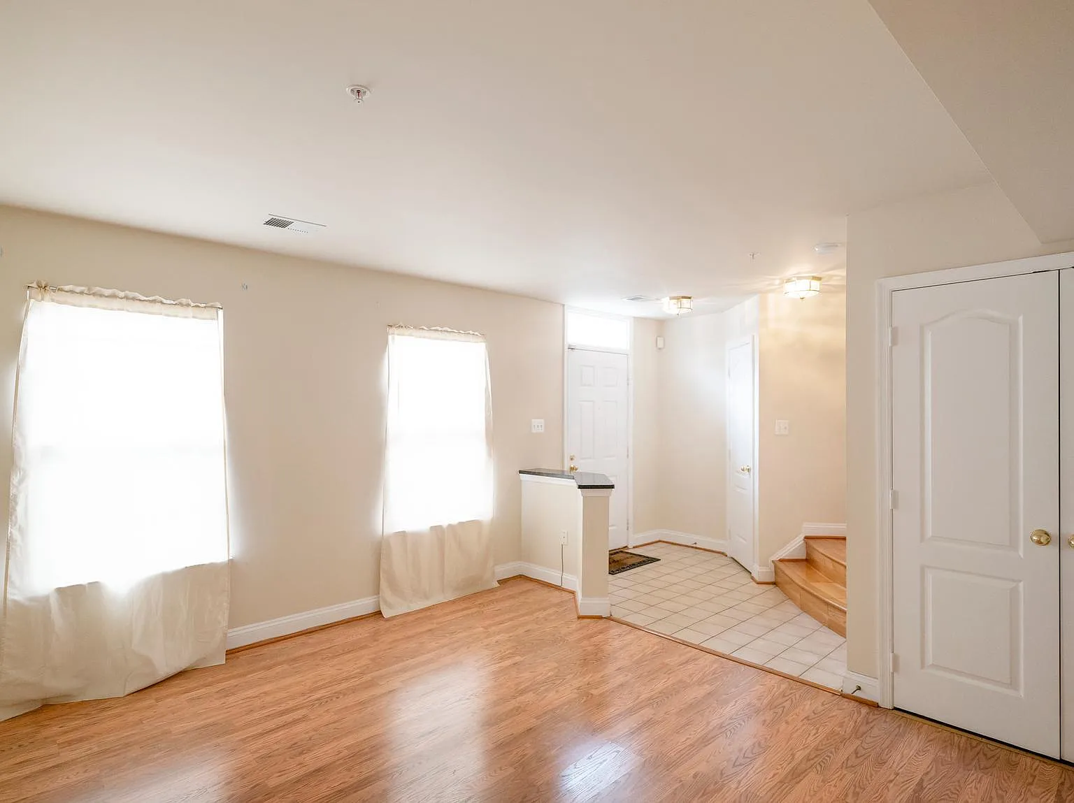 3 bed, 2.5 bath, 1400 sqft, $3,200 — Photo 2