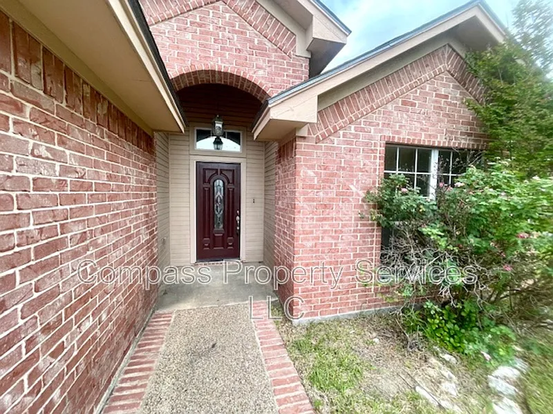 3 bed, 2.0 bath, 1441 sqft, $2,000 — Photo 2