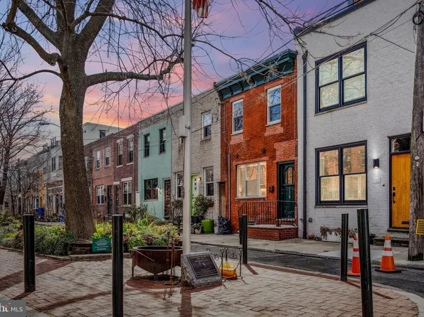 738 Medina St, Philadelphia, PA 19147