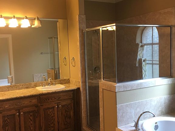 Master Bath -spa tub