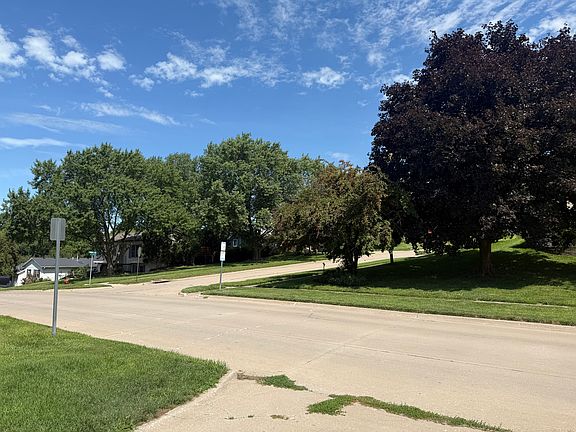 Quiet neighborhood with a nearby Cambus stop_convenient for commuting to UI campus 34 and downtown