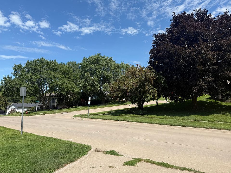 Quiet neighborhood with a nearby Cambus stop_convenient for commuting to UI campus 34 and downtown