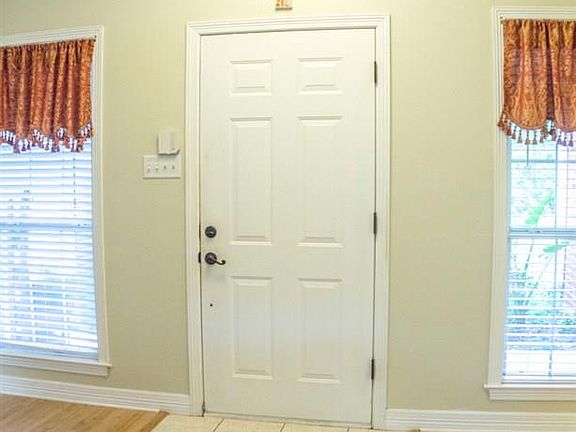 4th image of 16033 Cumberland Way