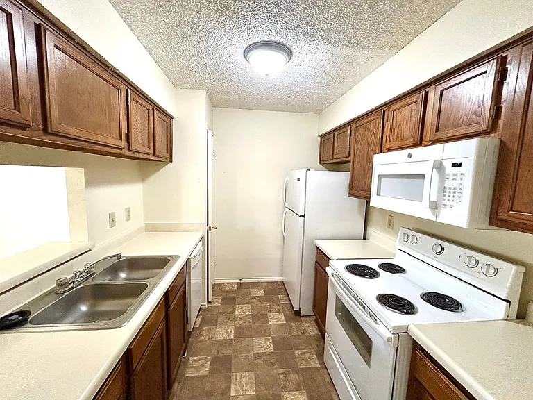 3607 Bremen Ave — Photo 6