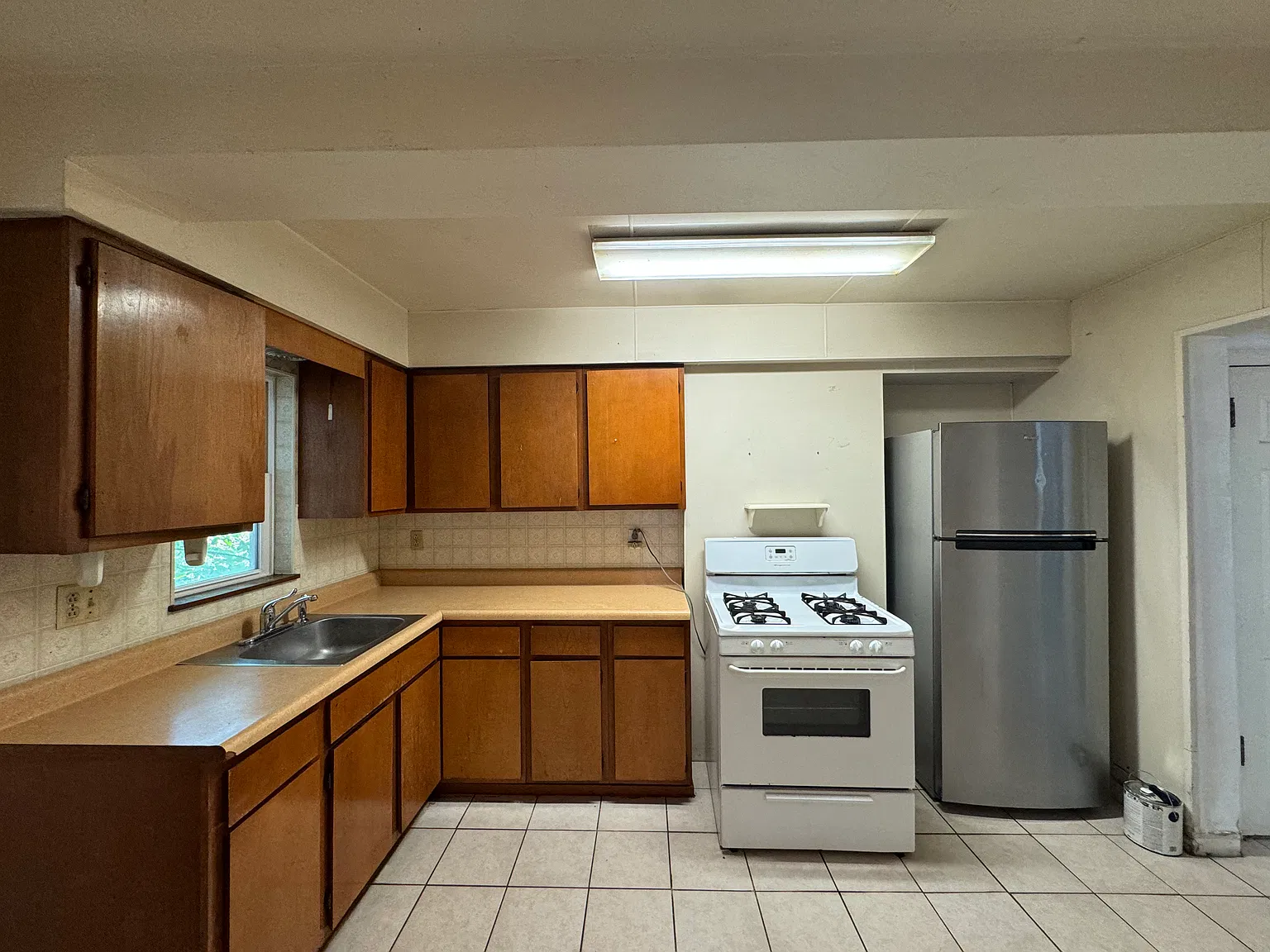 6 bed, 2664 sqft, $3,200 — Photo 2
