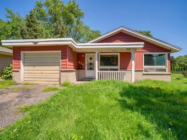 918 West Moreland BOULEVARD, Waukesha, WI 53188