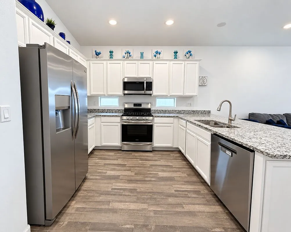 5 bed, 3.5 bath, 1939 sqft, $2,500 — Photo 3