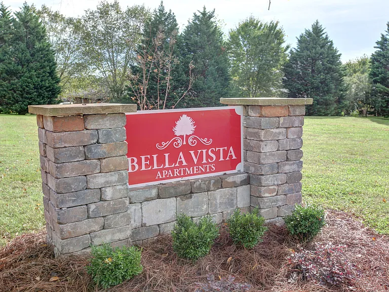 Bella Vista Apartments — Photo 6