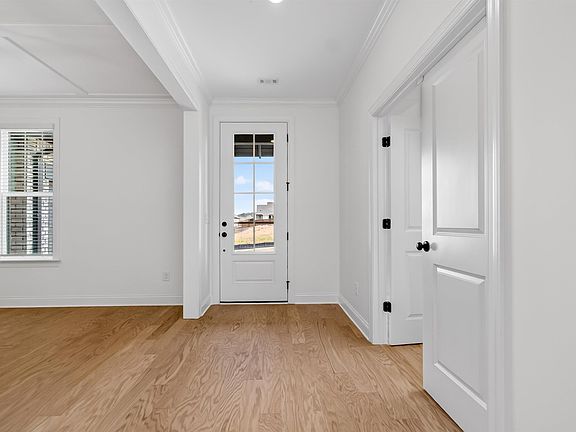 5th image of 3919 Calvert Cir