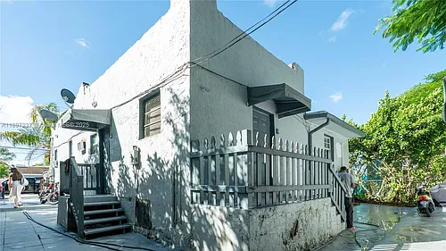 1177 NW 30th St #D Photo 1