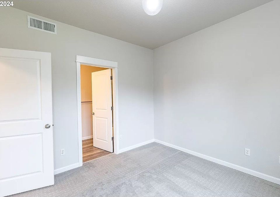 Ensuite on Level 1, off entry.