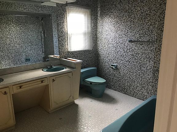 on of the full bathrooms