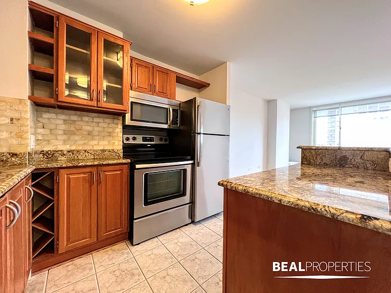 1344 N Dearborn — Photo 40