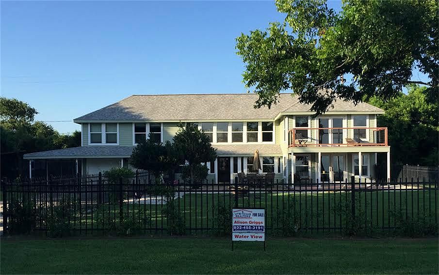 1st image of 302 Park Dr
