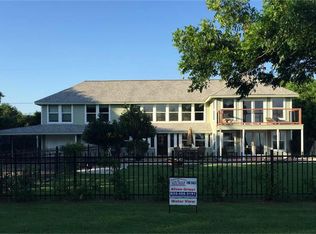 302 Park Dr, Seabrook, TX 77586