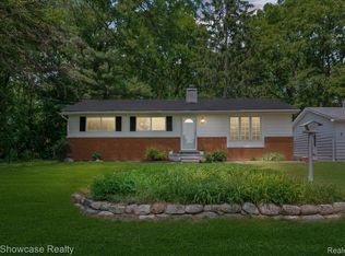 973 E Maple St, Holly, MI 48442