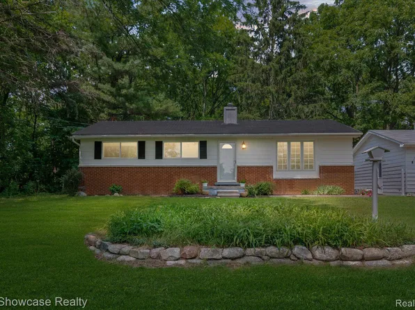 973 E Maple St, Holly, MI 48442