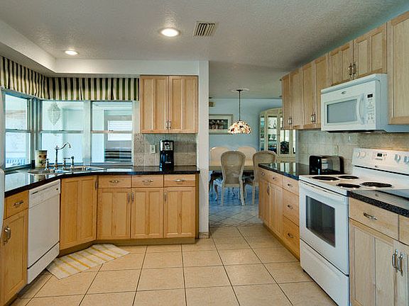 4th image of 111 Pelican Dr