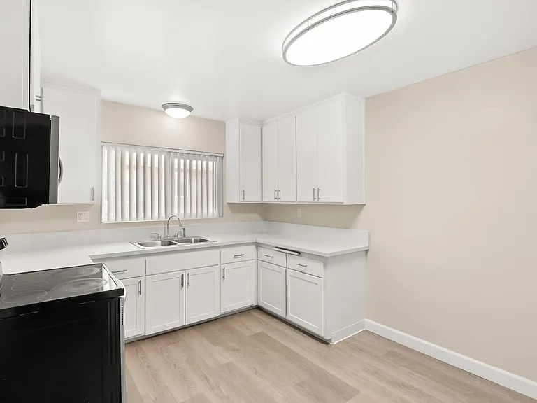 Linden Court Apartments — Photo 89
