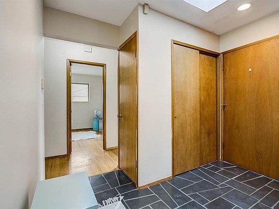 Entry way with skylight above
