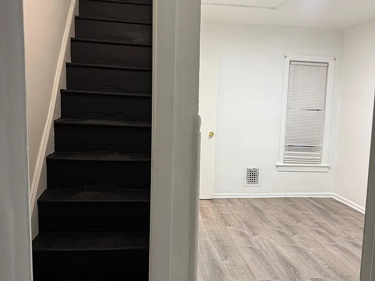 541 Perry St — Photo 3