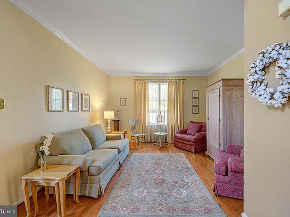 3rd image of 903 Livingston Dr