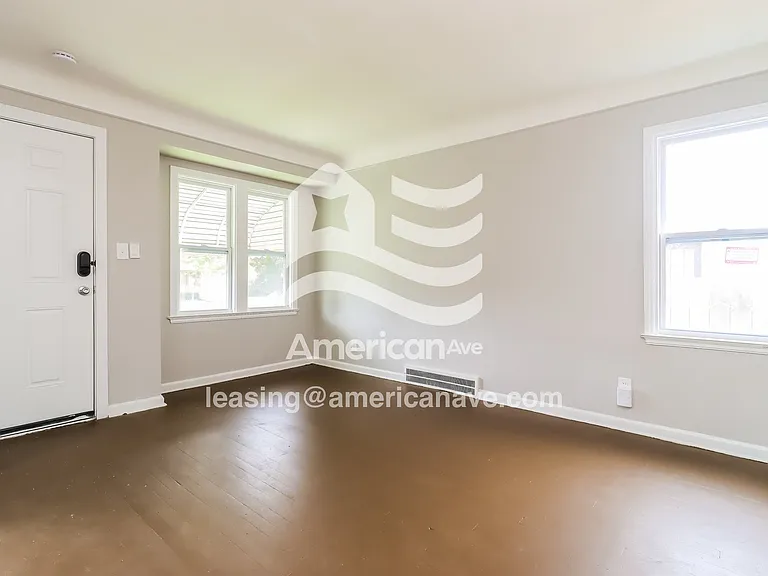1561033_003_living_room_13872690.jpg
