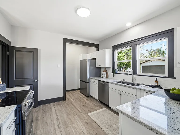330 Jefferson St — Photo 36
