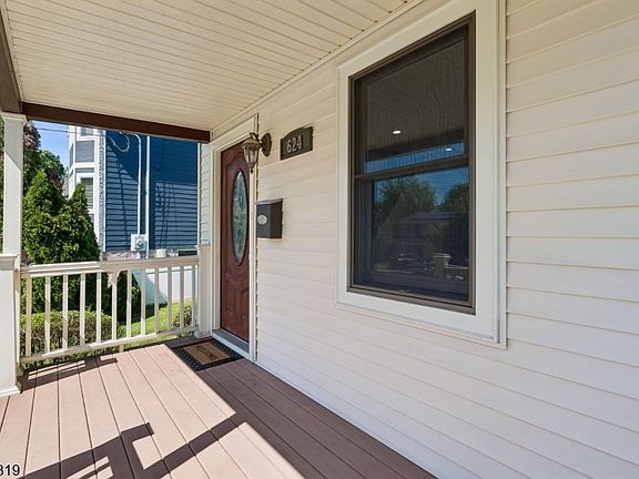 4th image of 624 Downer St