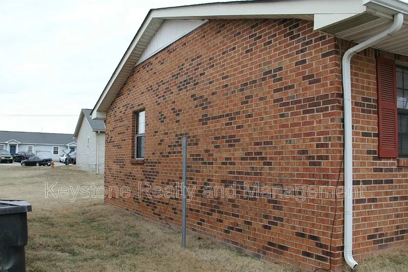 2 bed, 1.0 bath, 850 sqft, $725 — Photo 2