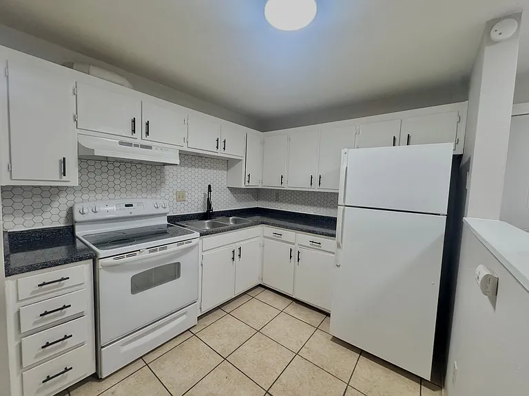 Parklane Apartments — Photo 14