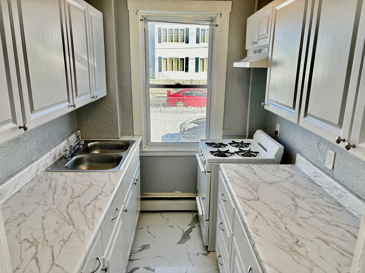 121-129 Fulton St Fall River, MA 1 Bedroom + Bonus Room! Close to New Commuter Rail — Photo 1