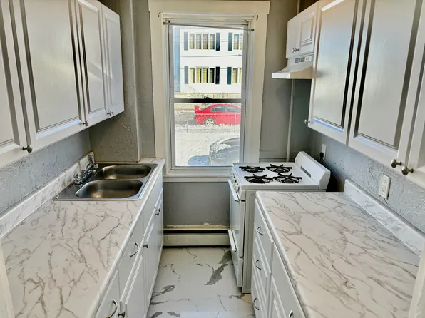 121-129 Fulton St Fall River, MA 1 Bedroom + Bonus Room! Close to New Commuter Rail, 121-129 Fulton St #Feb21d5b9, Fall River, MA 02720