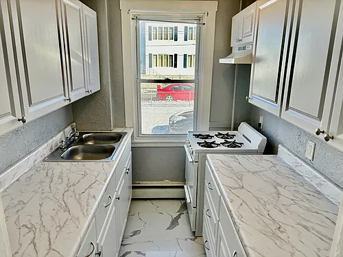 121-129 Fulton St Fall River, MA 1 Bedroom + Bonus Room! Close to New Commuter Rail Photo 1