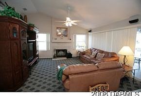 Family room w/fireplace
