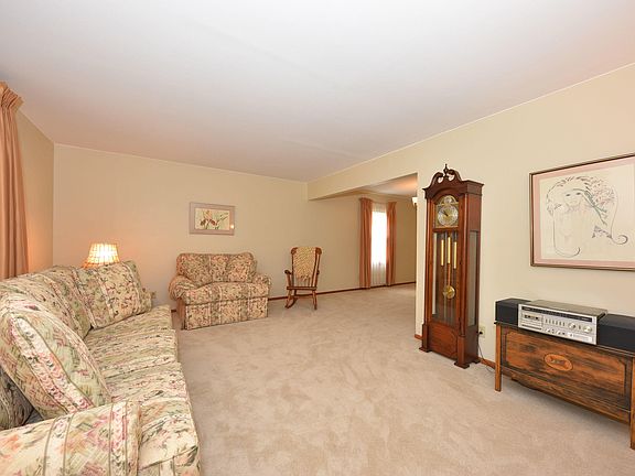 4th image of 727 Maplewood Ln