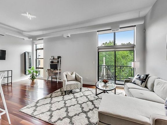 2nd image of 1319 N Wood St APT 3D